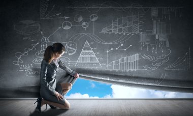 perde açılıyor iş elbiseli kadın
