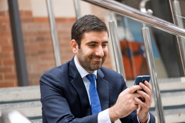 cep telefonu ile merdivenlerde işadamı