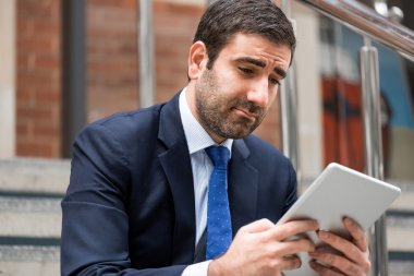 işadamı tablet ile basamaklarda