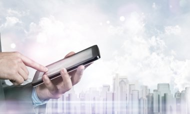 Tablet pc kullanan işadamı