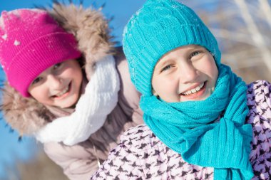 şirin kızlar kızak sürme