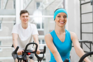 insanlar bisiklet üzerinde egzersiz