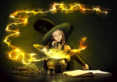 küçük halloween cadı