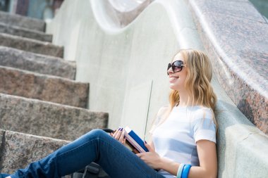 kitap okuyan öğrenci kız