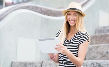 Tablet kullanan kız