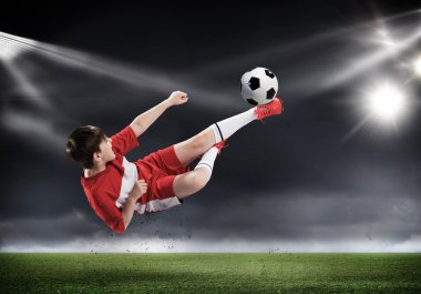 oğlan tekme futbol topu