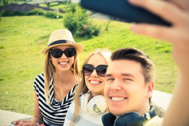 Gençler selfie yapma