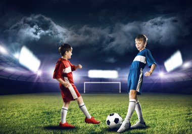 Futbol oynayan çocuklar