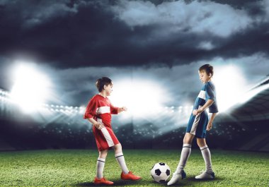 Futbol oynayan çocuklar