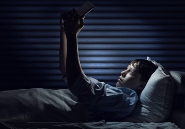 erkek yatakta tablet kullanma