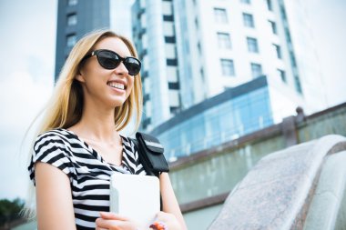 Sarışın genç kadın tablet ile