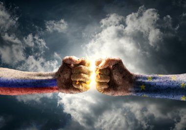 iki yumruk birbirlerine vuruyorlar