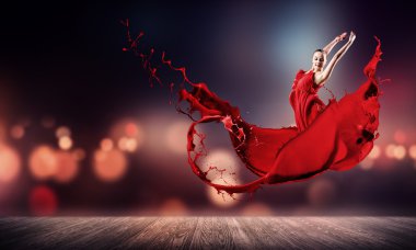 Kırmızı elbiseli kadın dansçı