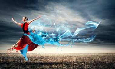 Kırmızı elbiseli kadın dansçı