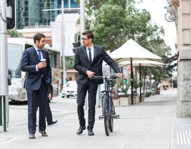 Açık havada konuşurken işadamları