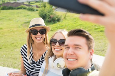 Gençler selfie yapma