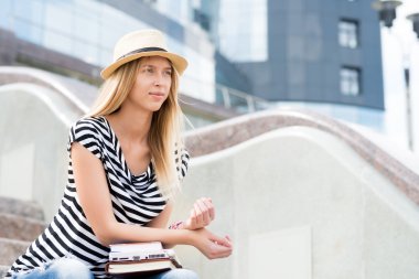 Sarışın gülümseyen kız