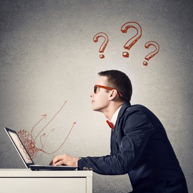 Dizüstü bilgisayarda çalışan adam