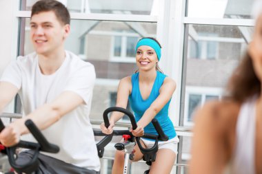 Bisiklet üzerinde egzersiz gençler