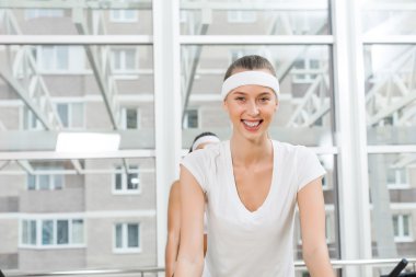 Bisiklet üzerinde egzersiz genç kızlar