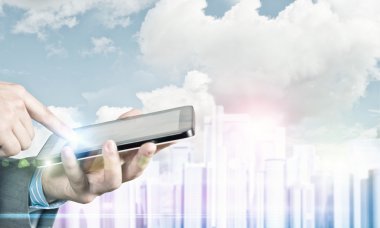 Tablet pc kullanan işadamı