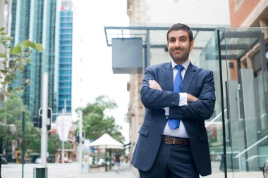 işadamı kollarını göğsünde geçti