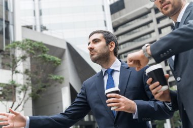 İşadamları araba durdurma