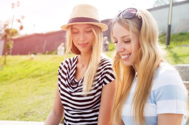 Basamaklarında oturan arkadaşlar