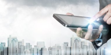 Tablet pc kullanan işadamı