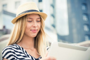 Genç kız tablet PC'yi kullanma