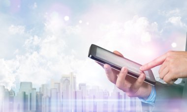 Tablet pc kullanan işadamı