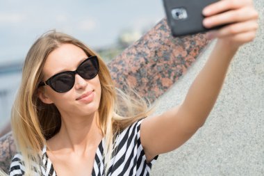 Kız yapma selfie fotoğraf