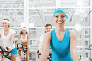 Bisiklet üzerinde egzersiz gençler