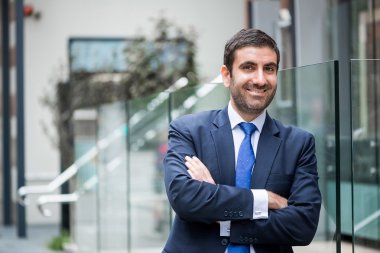 işadamı kollarını göğsünde geçti