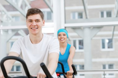 Bisiklet üzerinde egzersiz gençler