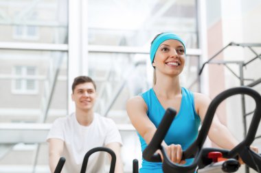 Bisiklet üzerinde egzersiz gençler