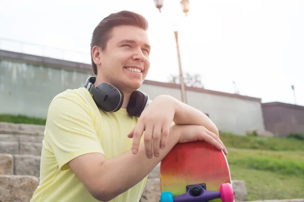 Junger Mann mit Skateboard — Stockfoto