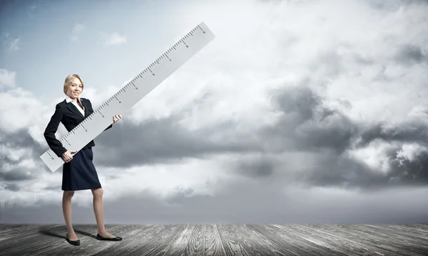 Mujer de negocios midiendo algo — Foto de Stock