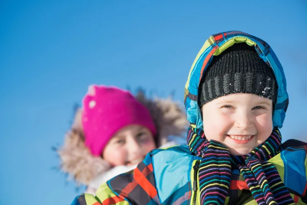 孩子骑雪橇 — 图库照片