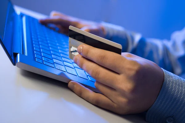 Man using credit card — Stock Photo, Image