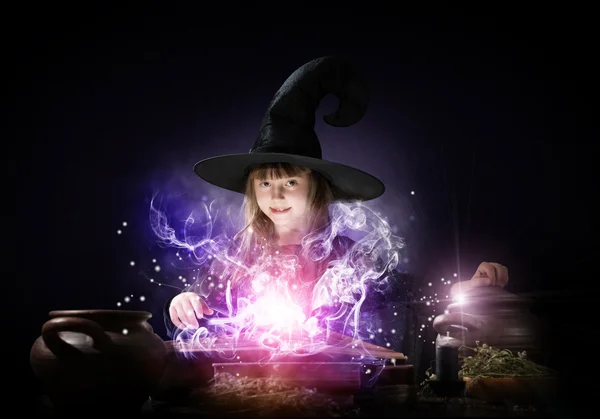 Petite sorcière d'Halloween — Photo