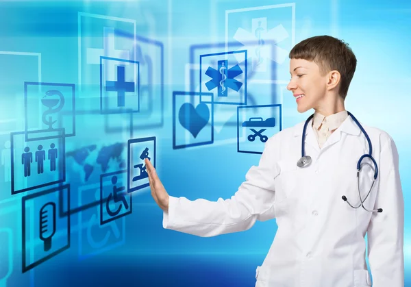 Donna medico toccare schermo multimediale — Foto Stock