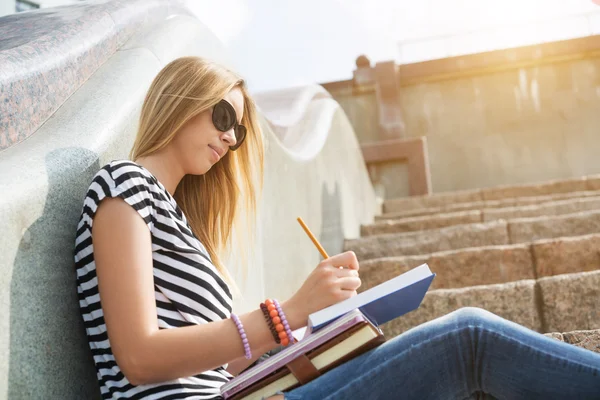 Student tjej studerar med böcker — Stockfoto