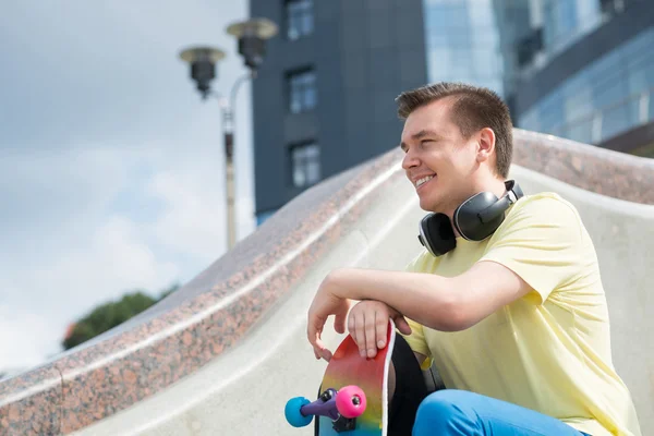 Junger Mann mit Skateboard — Stockfoto