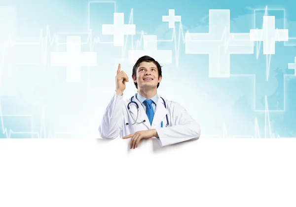 Doctor sosteniendo banner en blanco — Foto de Stock