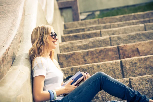 Studentka studuje s knihami — Stock fotografie