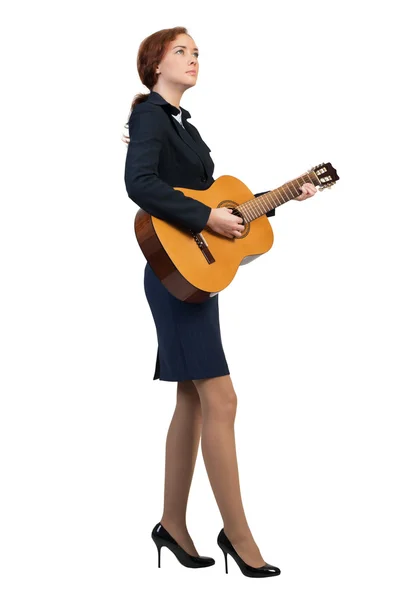 Femme d'affaires jouant de la guitare acoustique — Photo