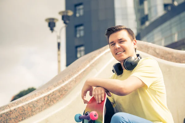 Jovem com skate — Fotografia de Stock