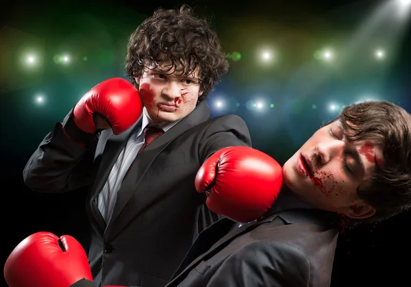 Geschäftsleute mit Boxhandschuhen — Stockfoto