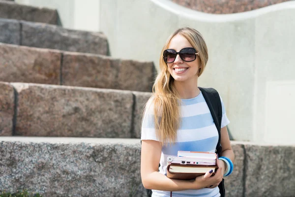 Studente ragazza studiare con libri — Foto Stock